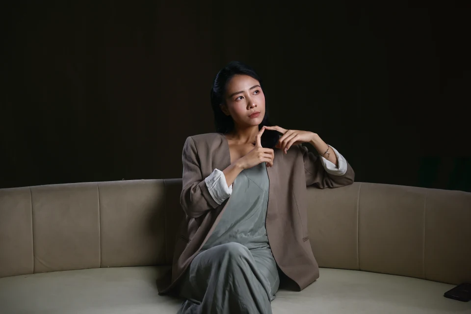 Lương Ánh Ngọc đứng trong studio, đại diện cho nhóm học viên cần được theo sát đúng cách